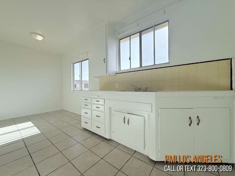 Los Angeles Condo: 943 West 68th Street