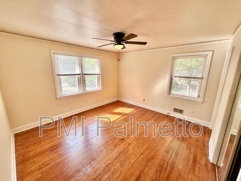 Columbia House: 3727 Maybank St