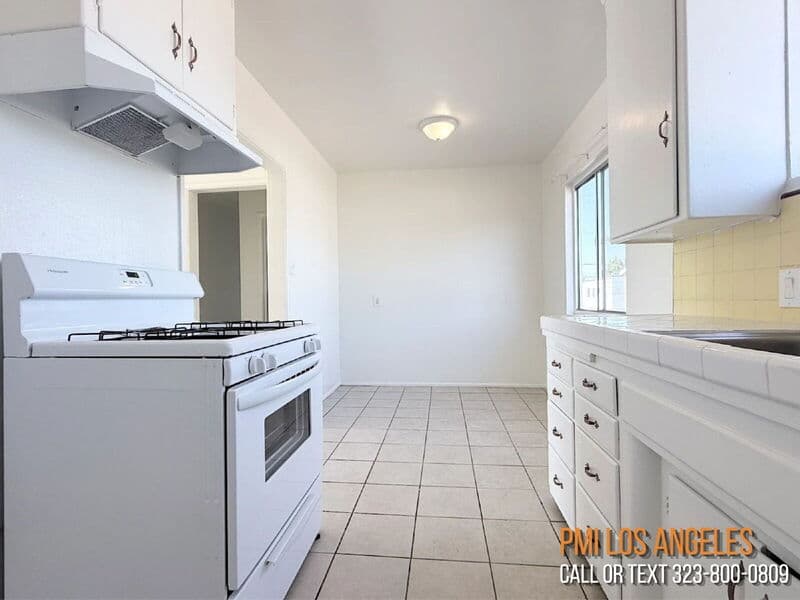 Los Angeles Condo: 943 West 68th Street