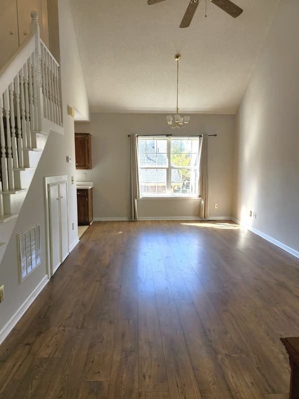 Columbia House: 1305 Melrose Heights Street