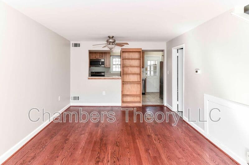Falls Church Condo: 445 Hampton Ct