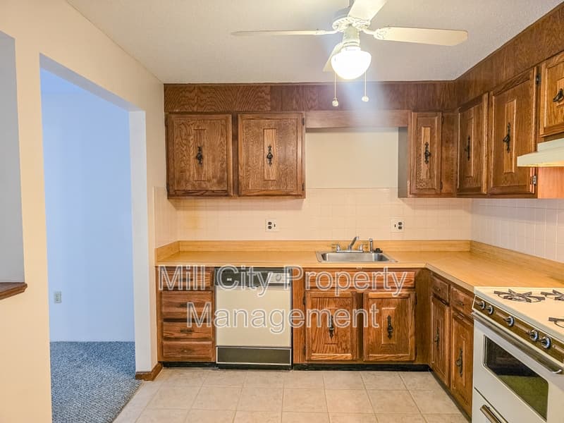 Manchester Condo: 19 Country Club Dr - 2031