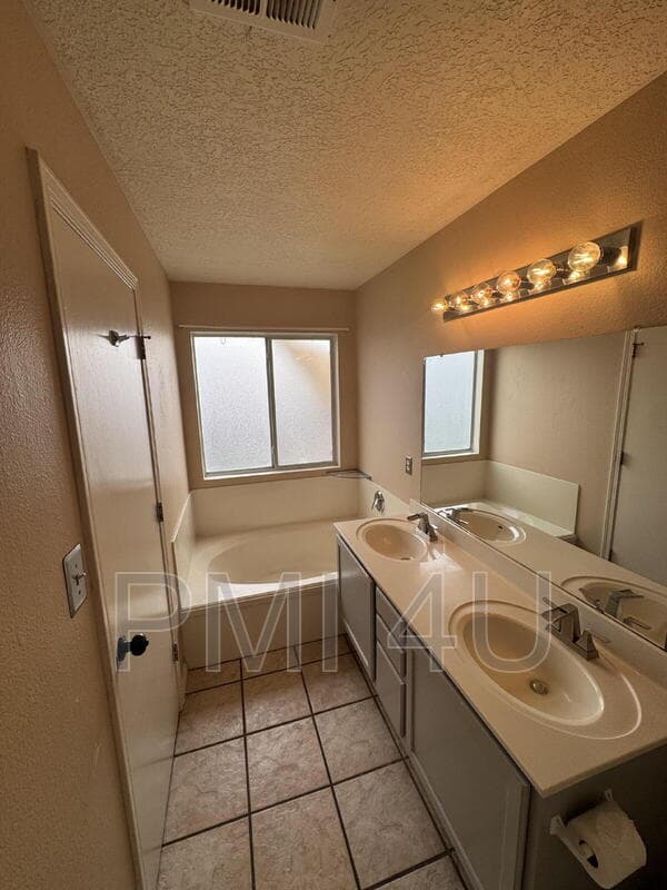 Albuquerque House: 10620 Rio Del Sole Ct NW