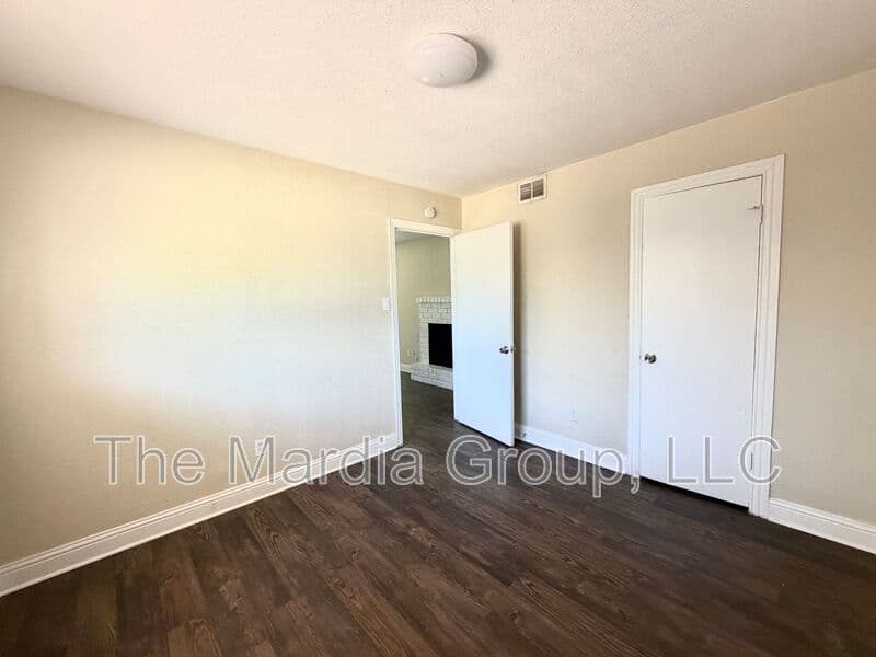 Irving House: 901 Redbird Dr