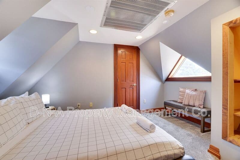 Mount Pocono House: 133 Montanesca Road