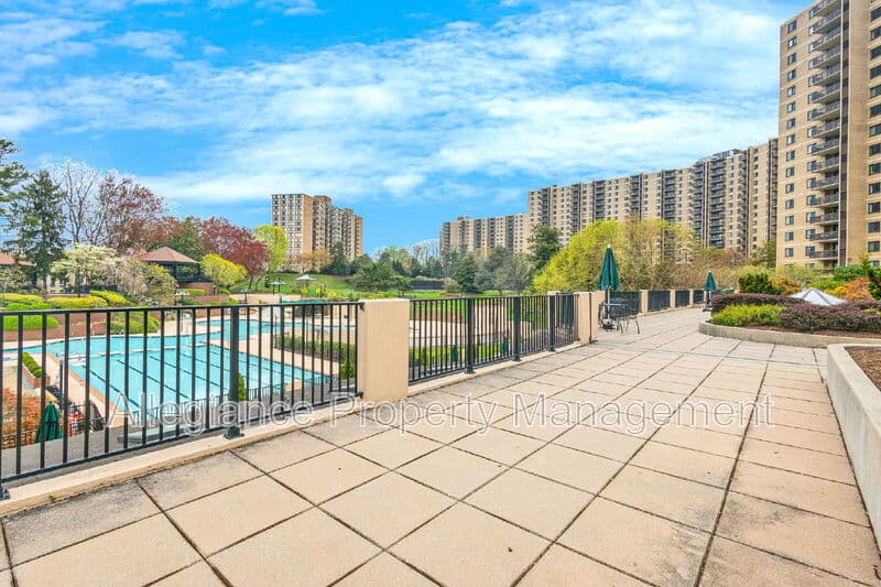 Alexandria House: 205 Yoakum Pkwy