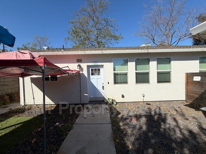 Sacramento House: 1813 Helena Avenue