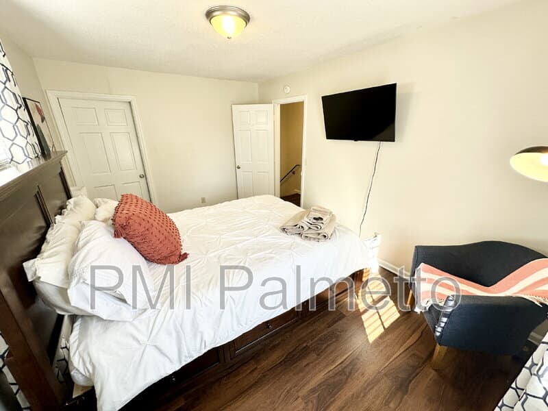 Columbia Condo: 2405 Duncan Street