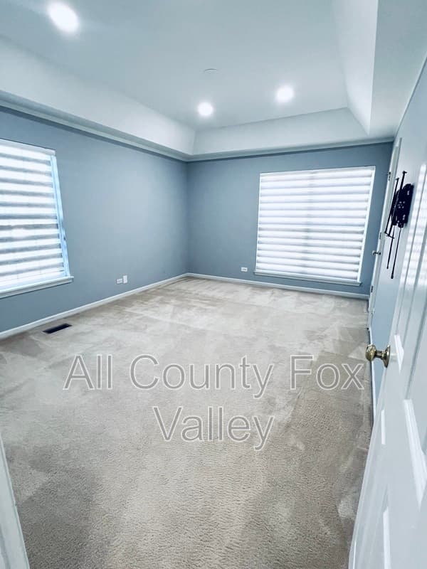 Algonquin Townhome: 300 Emerald Lane