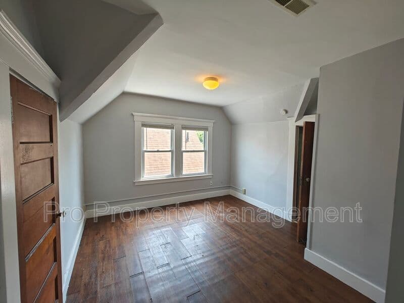 New Haven House: 1644 Chapel Street