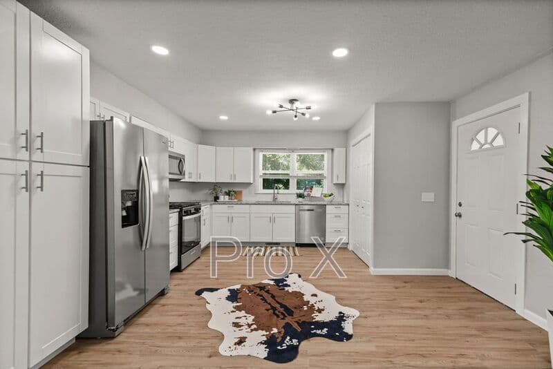 Fayetteville House: 2300 W Holly St