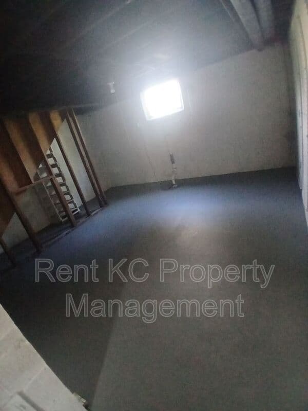 Kansas City House: 5323 NW Edgewood Circle