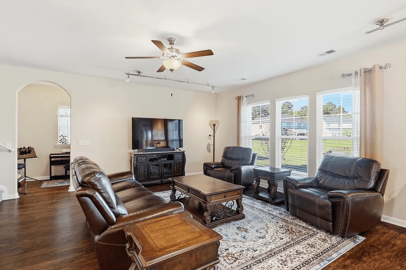 Savannah House: 225 Willow Point Cir