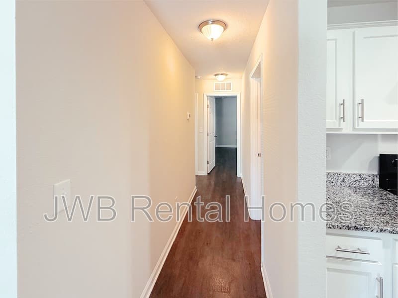 Jacksonville House: 6704 Elwood Ave