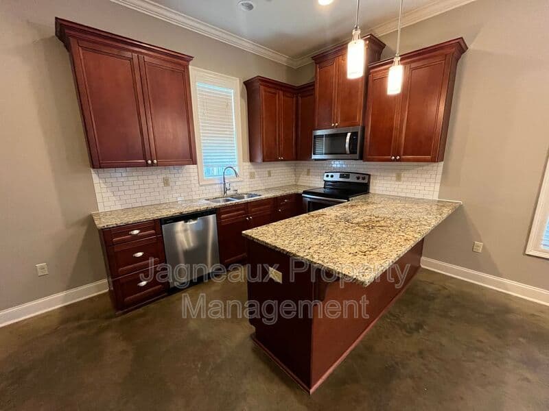 Lafayette House: 114 Hargrave Dr