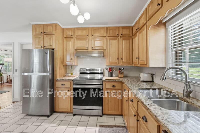 Gainesville House: 1338 Northwood Cir NE