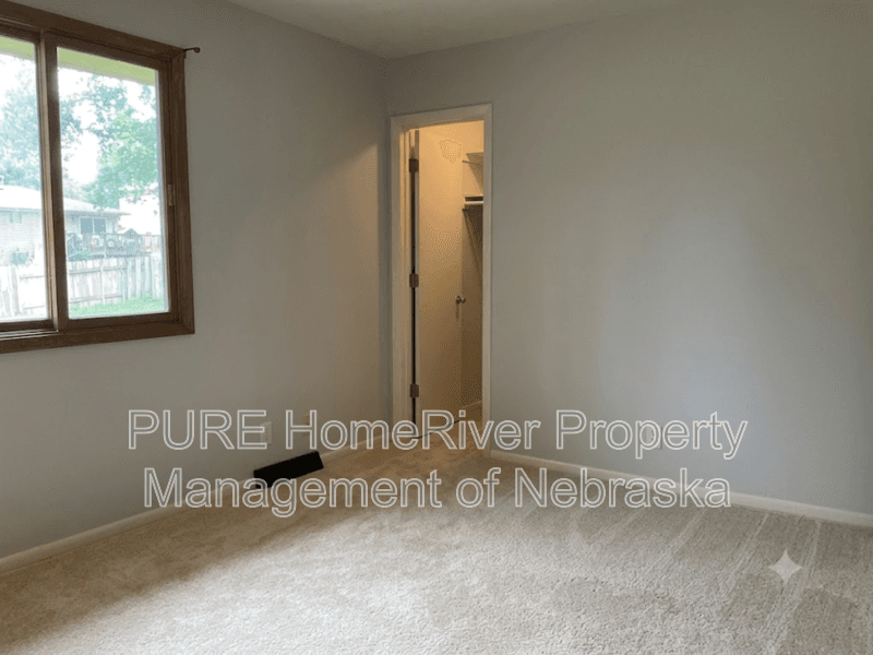 Omaha House: 15229 Y St