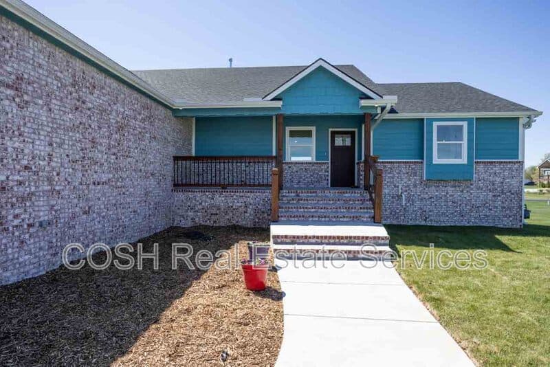Clearwater House: 459 South Stoney Creek Street