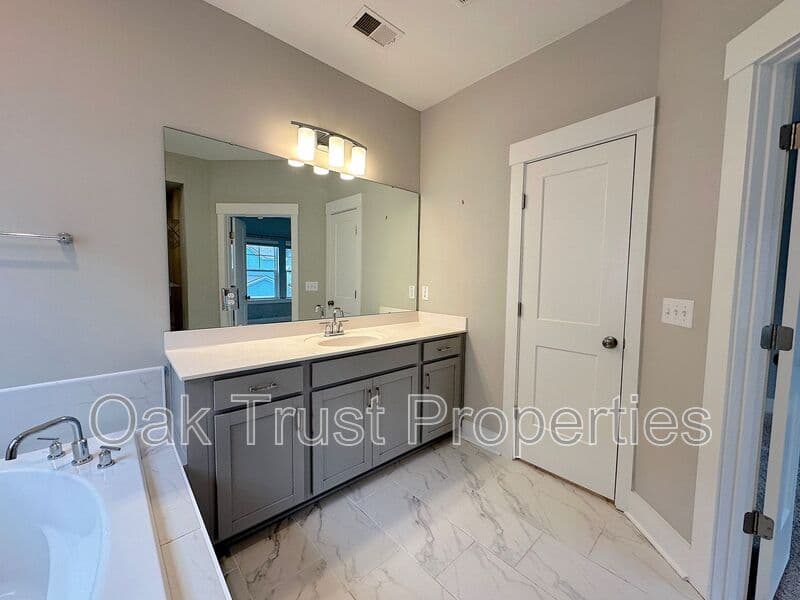 Summerville House: 651 Blueway Avenue