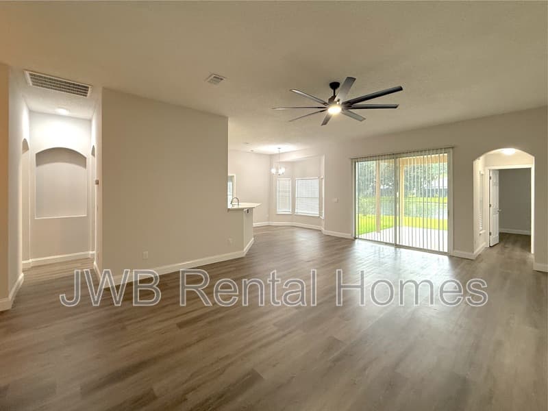 Saint Johns House: 557 Grand Parke Dr
