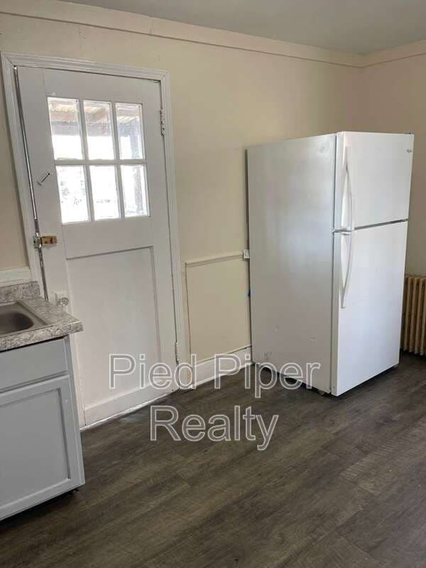Freeport House: 320 W Clark St