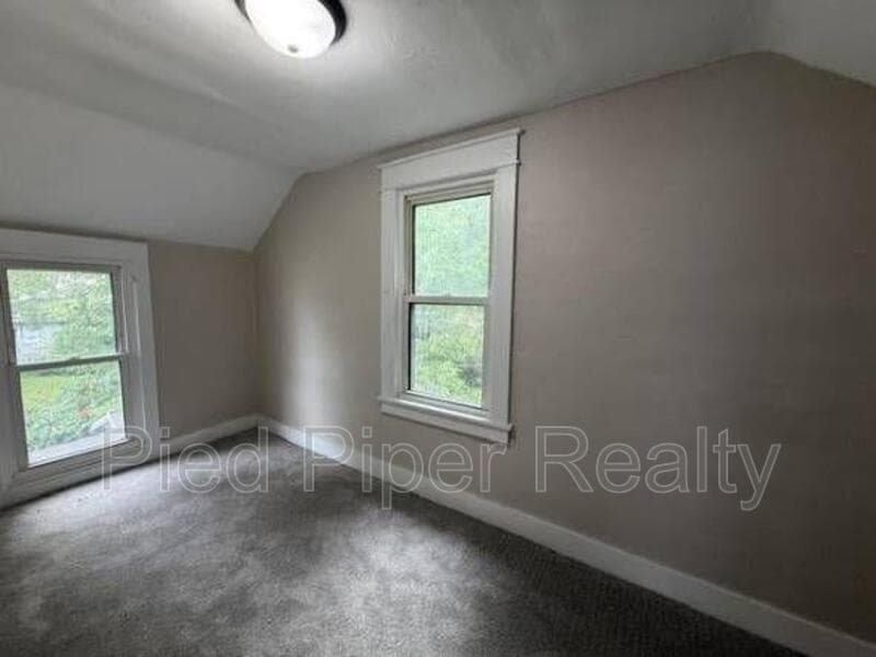 Freeport House: 712 E Shawnee St