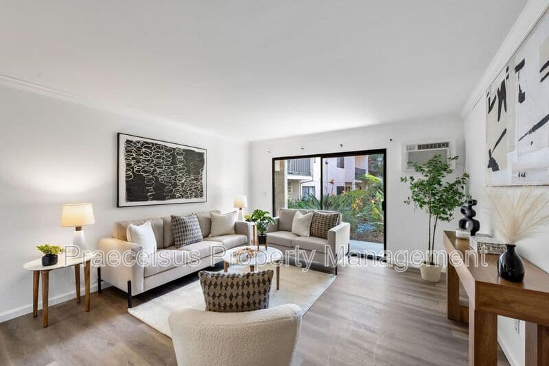 San Diego House: 6780 Friars Rd