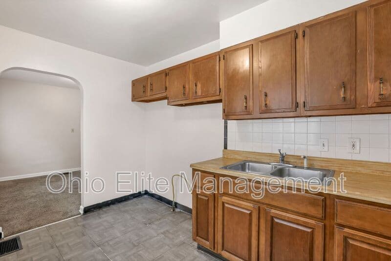 Columbus House: 370 S Chase Ave