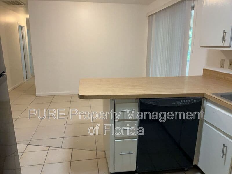 Ocala House: 5714 SE 4th Street