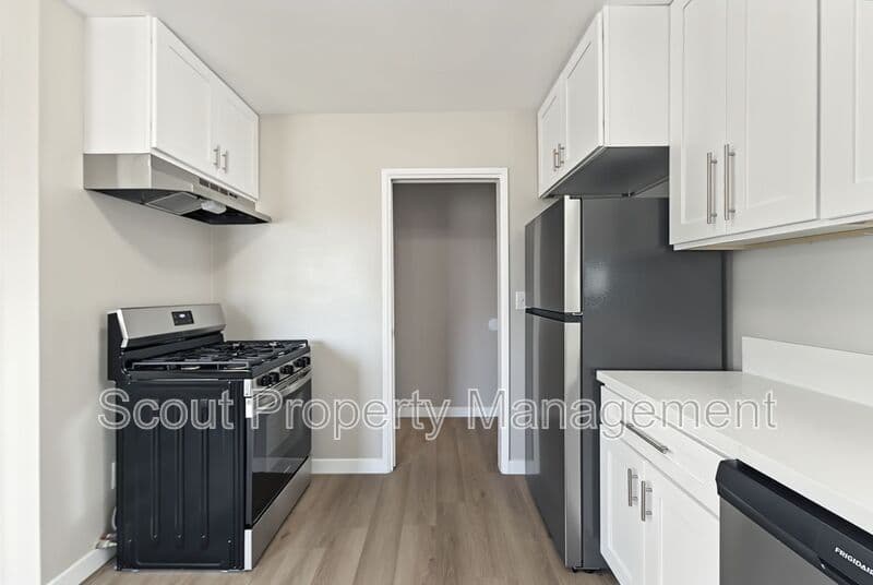 Hemet House: 230 W Whittier Avenue