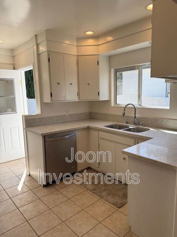 Los Angeles House: 2523 S Bentley Ave
