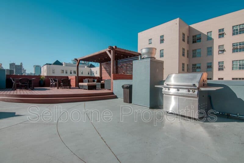 Oakland House: 1401 Jackson Street