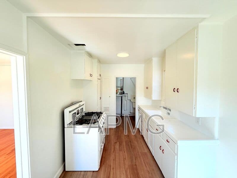 Los Angeles House: 3531 12th Avenue