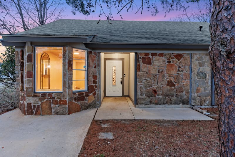 Burnet House: 400 North River Oaks Drive