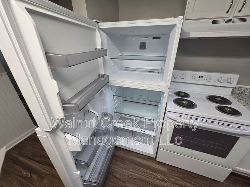 Elyria Condo: 41547 Elmwood St