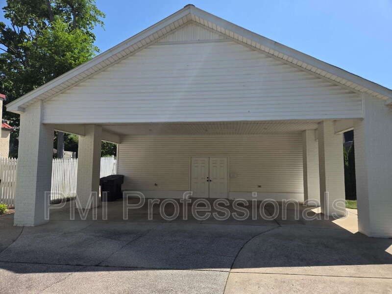 Murfreesboro House: 401 E Main St
