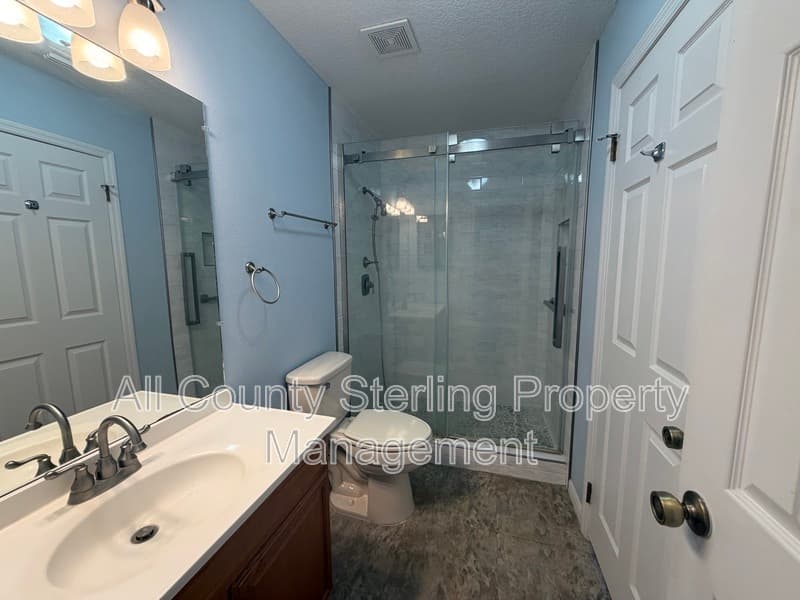 Lake City House: 166 SE Jenese Way