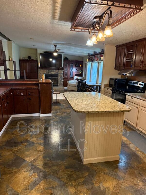Gray Court Condo: 906 Rolling Meadows Road