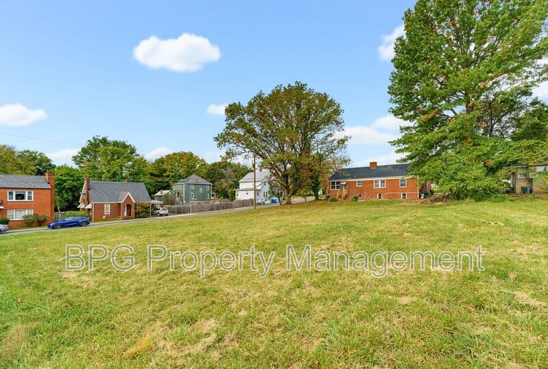 Woodstock Condo: 204 N Muhlenberg St