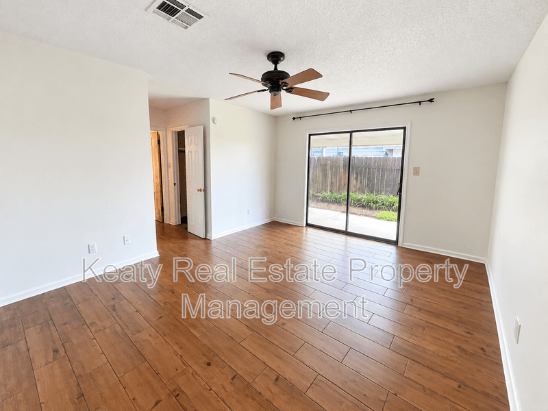 Lafayette House: 202 Long Plantation Boulevard
