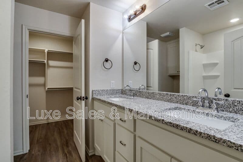 Edmond House: 341 Chalk Hill Ct