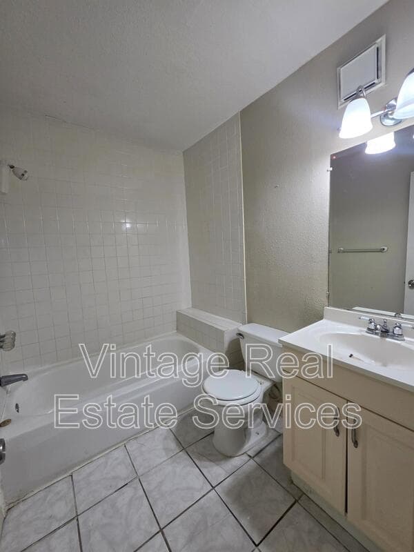 Tampa House: 1512 W Comanche Ave