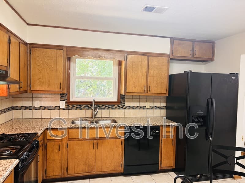 College Park House: 2795 Foxhall Lane N