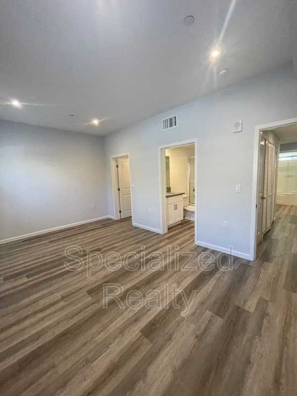 Glendale Condo: 366 Burchett Street