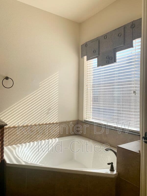 Irving House: 6463 Las Colinas Blvd