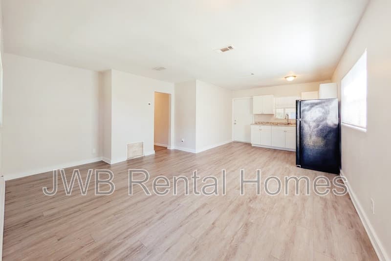 Jacksonville House: 3923 Leonard Cir W