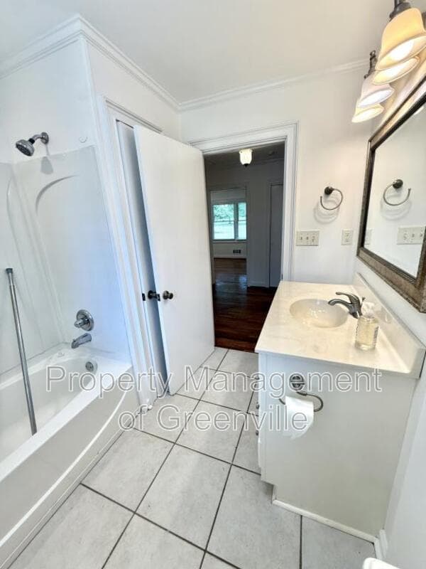 Taylors House: 205 W Lee Rd