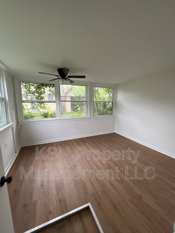 Savannah House: 1011 E 39th St