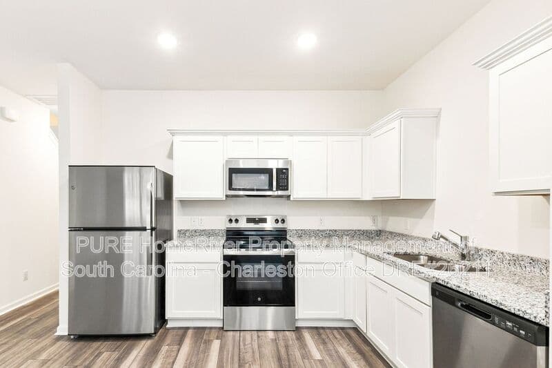 Summerville House: 1305 Scarlett Maple St