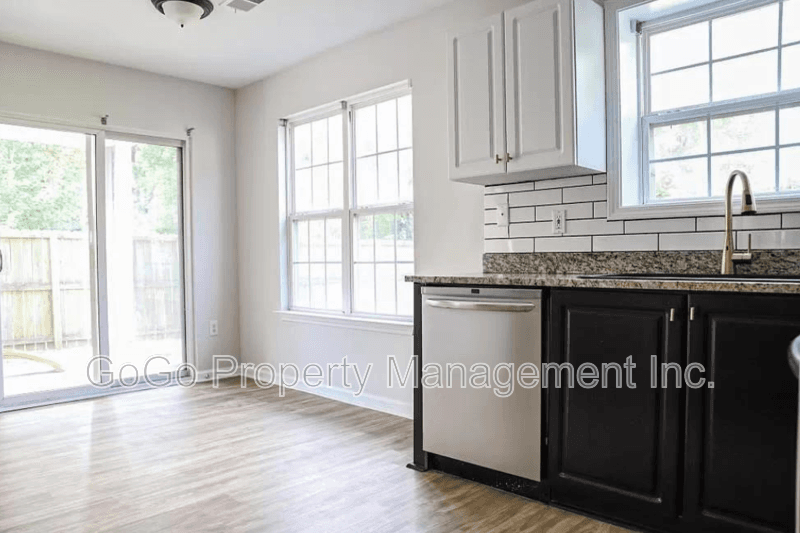 Simpsonville House: 105 Fairview Lake Way